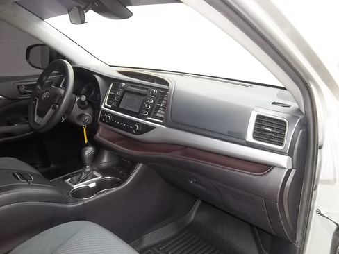 Used 2019 Toyota Highlander AWD V6 image 23