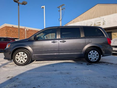 Used 2017 Dodge Grand Caravan SE image 2