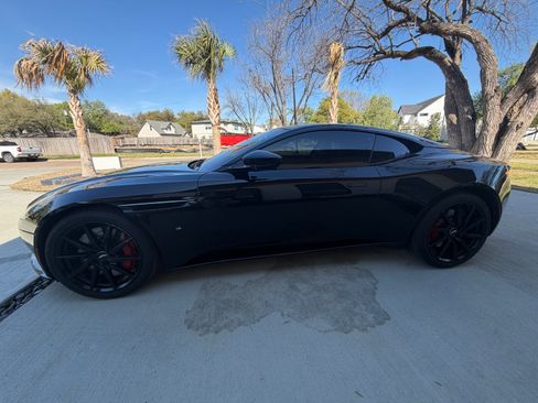 Used 2017 Aston Martin DB11 V12 Coupe RWD image 7