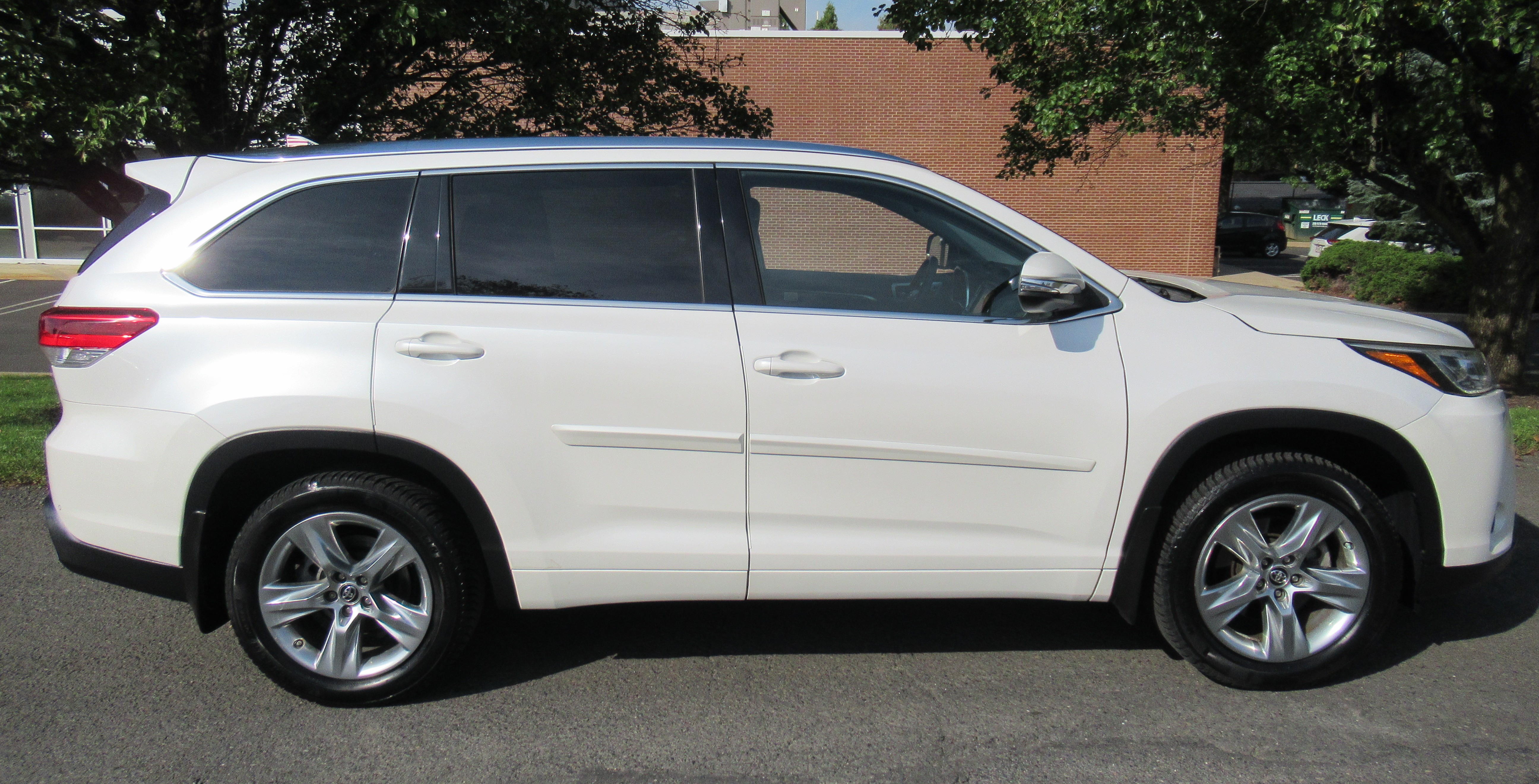Used 2017 Toyota Highlander AWD V6 image 5