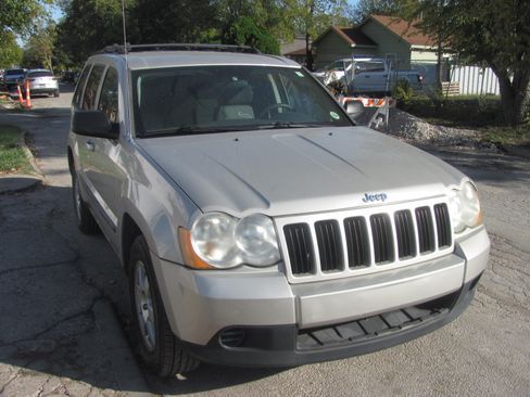 Used 2009 Jeep Grand Cherokee Laredo image 2
