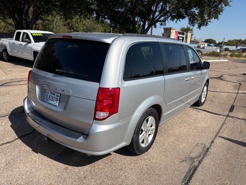 Used 2012 Dodge Grand Caravan SXT FWD image 3
