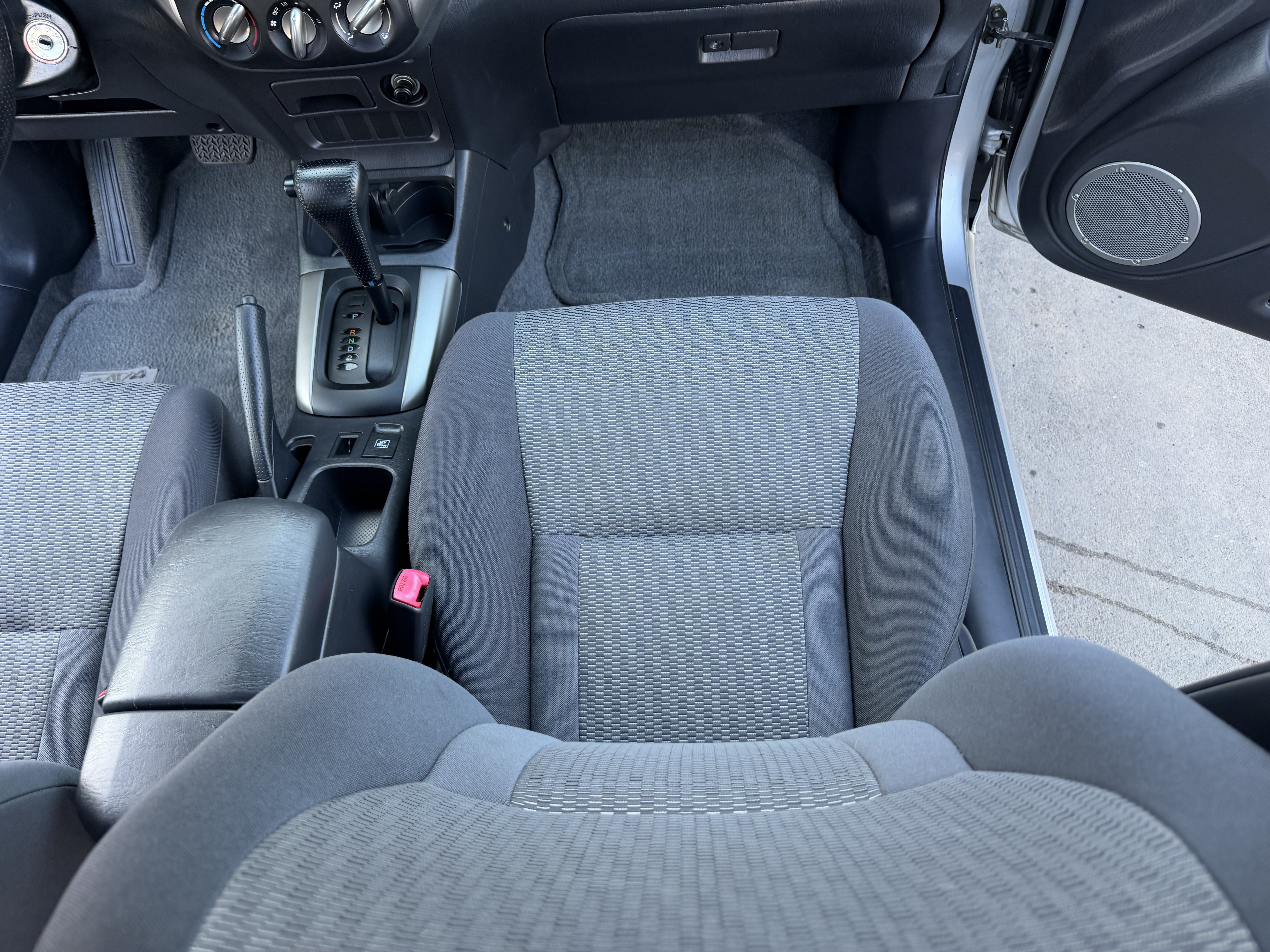 Used 2004 Toyota RAV4 L FWD image 38