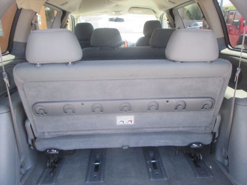 Used 2005 Chrysler Town & Country Limited FWD image 10