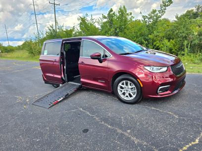 Used 2023 Chrysler Pacifica Touring