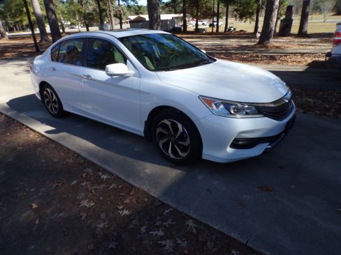 Used 2017 Honda Accord EX image 2