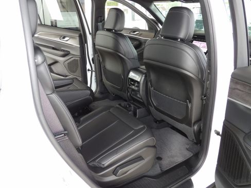 Used 2025 Jeep Grand Cherokee L Limited image 24