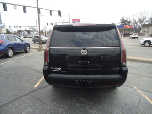 Used 2015 Cadillac Escalade Luxury image 2