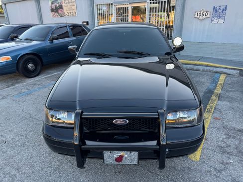 Used 2011 Ford Crown Victoria Police Interceptor image 2