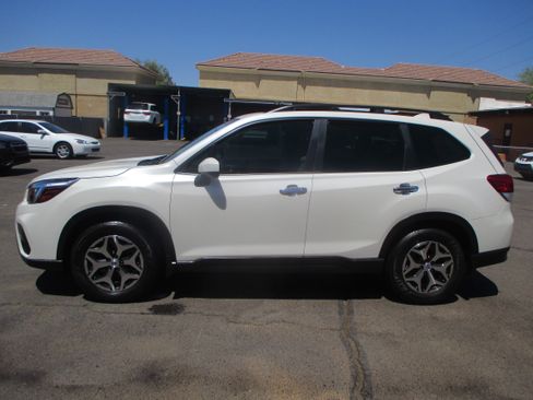 Used 2020 Subaru Forester Premium Sport Utility 4D AWD/4WD image 2