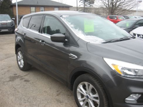 Used 2017 Ford Escape SE image 3