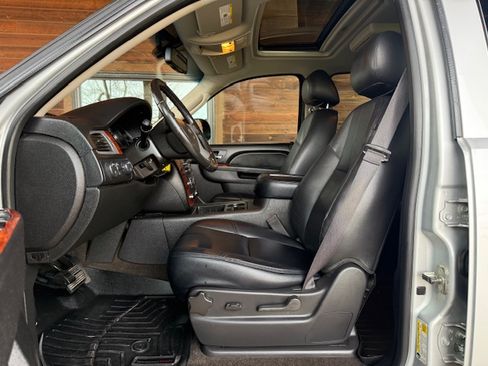 Used 2014 Chevrolet Suburban LT image 9