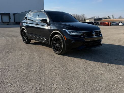 Used 2022 Volkswagen Tiguan SE R-Line image 1