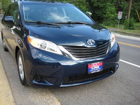 Used 2011 Toyota Sienna LE FWD image 4