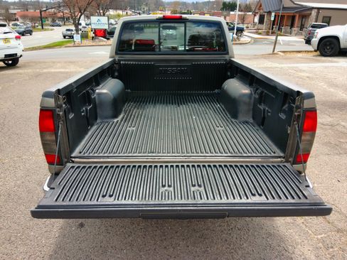 Used 2004 Nissan Frontier XE image 13