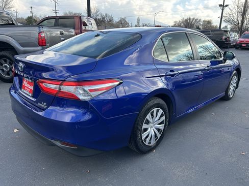 Used 2018 Toyota Camry LE image 4