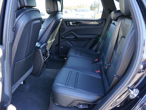 Used 2022 Porsche Cayenne image 13
