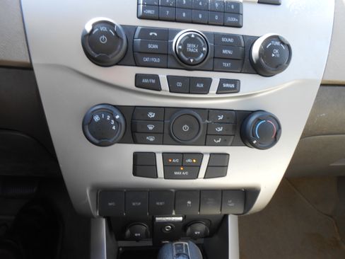 Used 2010 Ford Focus SE image 16