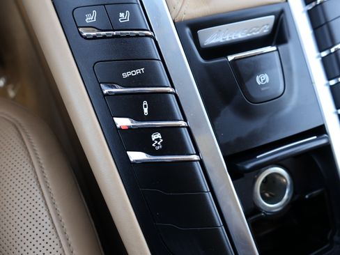 Used 2016 Porsche Macan Turbo image 34