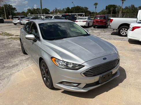 Used 2018 Ford Fusion SE FWD image 2
