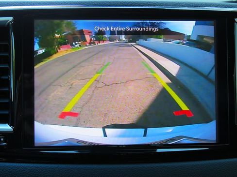 Used 2017 Chrysler Pacifica Touring-L image 38