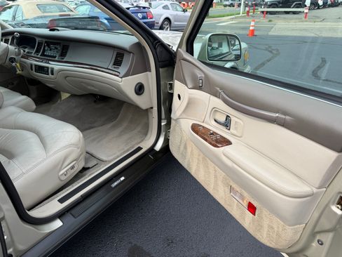 Used 1997 Lincoln Town Car Signature RWD image 18
