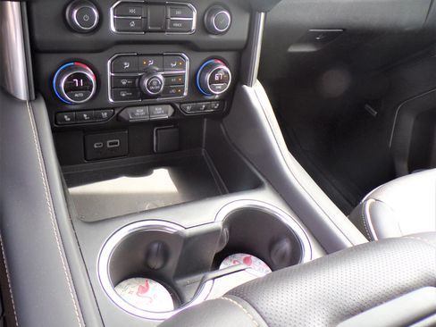 Used 2022 Chevrolet Suburban Premier image 10