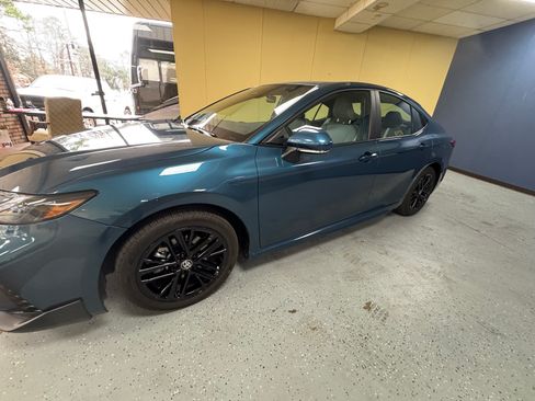 Used 2025 Toyota Camry Hybrid AWD/4WD image 4