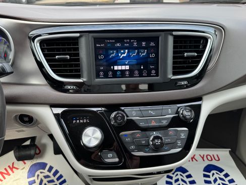 Used 2018 Chrysler Pacifica Touring-L image 28