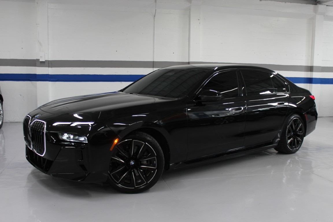 Used 2024 BMW i7 eDrive50 RWD image 1