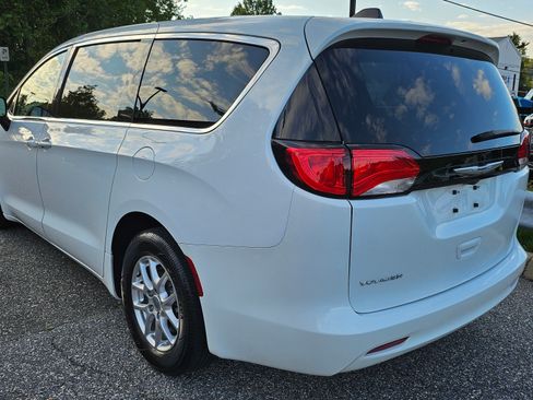 Used 2024 Chrysler Voyager LX image 4