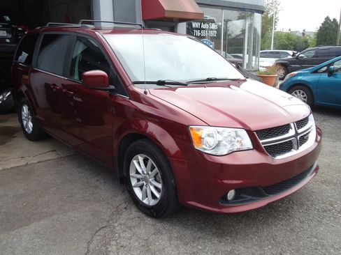 Used 2019 Dodge Grand Caravan SXT FWD image 3