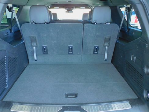 Used 2025 Chevrolet Suburban Z71 image 14