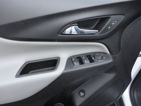 Used 2020 Chevrolet Equinox LT image 16