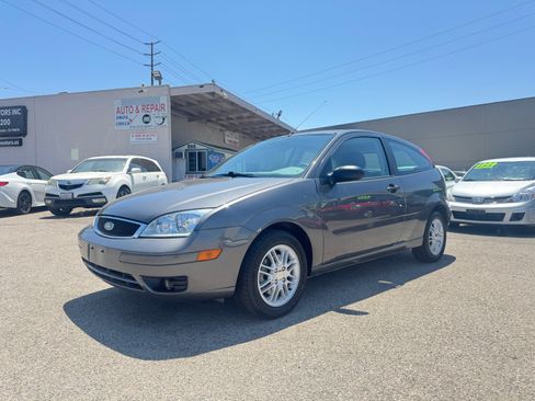 Used 2005 Ford Focus ZX3 Hatchback FWD image 3