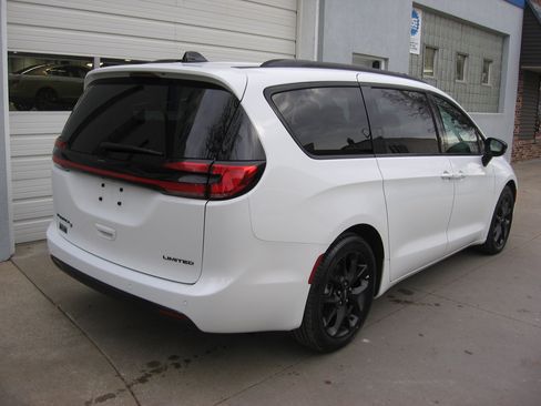 Used 2025 Chrysler Pacifica Limited image 16