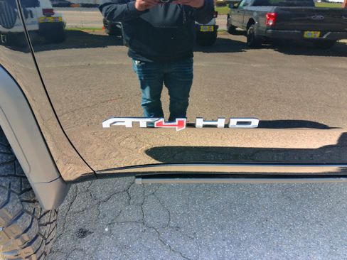 Used 2022 GMC Sierra 2500 AT4 image 26