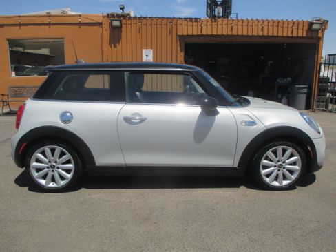 Used 2018 MINI Cooper S 2-Door Hardtop FWD image 1