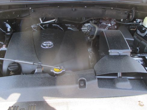 Used 2017 Toyota Highlander AWD Limited Platinum image 21
