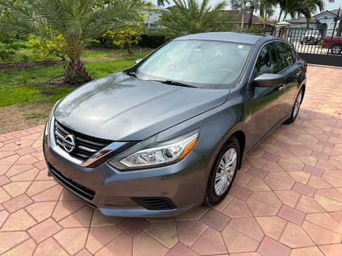 Used 2016 Nissan Altima SV FWD image 1