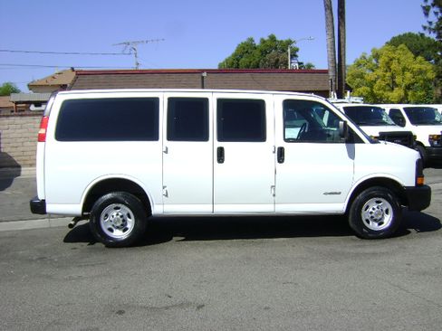 Used 2003 Chevrolet Express 2500 image 2