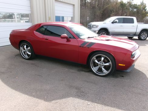 Used 2010 Dodge Challenger R/T image 2