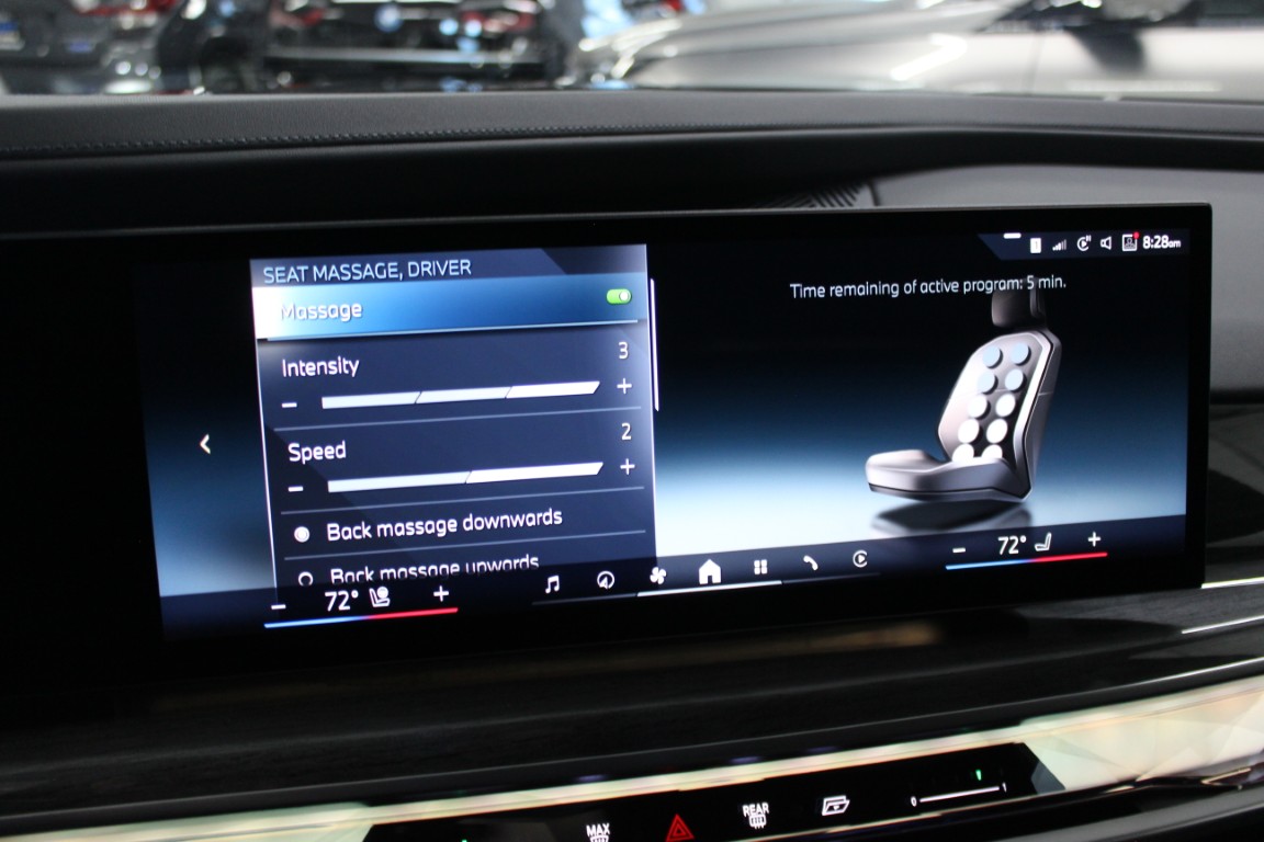 Used 2024 BMW i7 xDrive60 AWD/4WD image 34