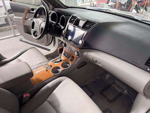Used 2010 Toyota Highlander Limited image 16
