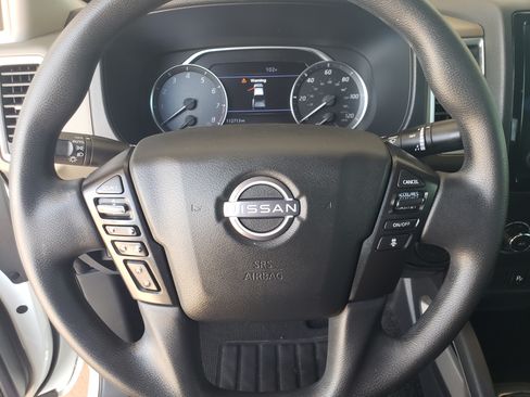 Used 2022 Nissan Frontier 2WD Crew Cab LE V6 image 12