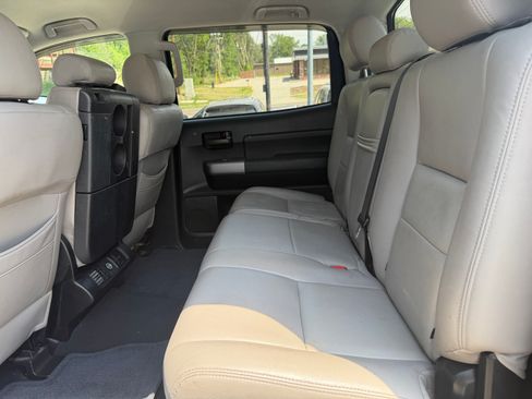 Used 2010 Toyota Tundra 4x4 CrewMax image 12