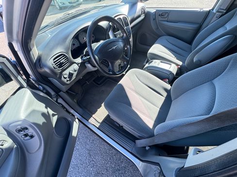 Used 2005 Chrysler Town & Country Touring image 13