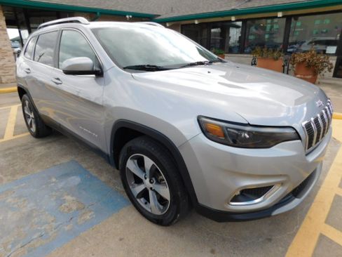 Used 2019 Jeep Cherokee Limited image 2