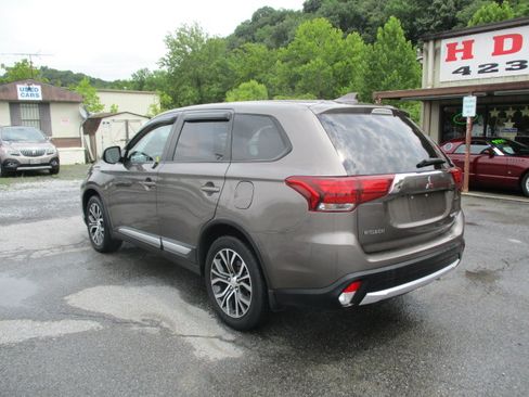 Used 2018 Mitsubishi Outlander 4WD SE image 8