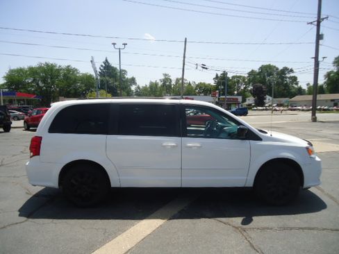 Used 2017 Dodge Grand Caravan SE FWD image 4